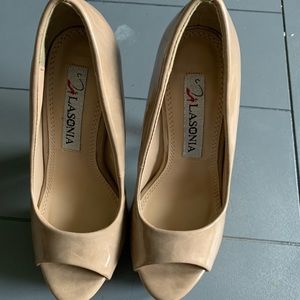 Nude heels size 5.5